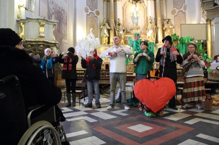 Teatr "Maska" z Zespołu Placówek Specjalnych w Rawie Mazowieckiej w pantomimie o przemijaniu 