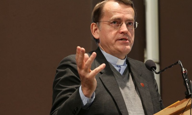 Wystąpienie księdza Dariusza Oko nagrodzono wielkimi brawami. 