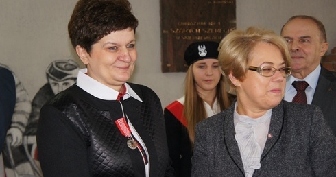 Dyrektor szkoły Dorota Pasik (z lewej) i wojewoda łodzki Jolanta Chełmińska