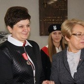 Dyrektor szkoły Dorota Pasik (z lewej) i wojewoda łodzki Jolanta Chełmińska