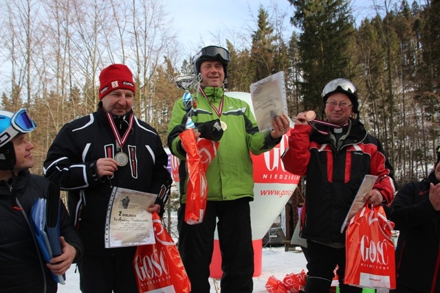 Na podium zwycięzca: ks. Krzysztof Sontag z Lędzin, ks. Andrzej Piotrowski z Mesznej i ks. Józef Walusiak z Janowic