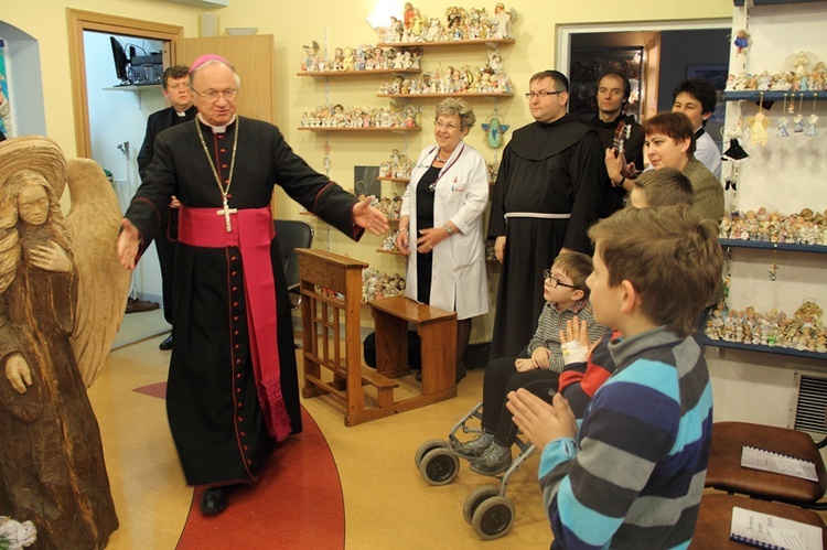 Spotkanie dzieci z Kliniki Kardiologii z abp. Zimowskim