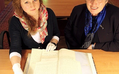 – Z rękopisami Kolberga trzeba w przenośni i dosłownie obchodzić się w białych rękawiczkach – mówią dr Karolina Grodziska (po prawej) i Joanna M. Dziewulska z Biblioteki PAU/PAN