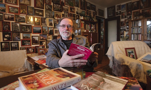 Marek Rapnicki w swoim wypełnionym zdjęciami, większości jego autorstwa, domu