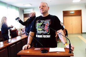 Jerzego Owsiaka zdziwiła decyzja Sądu Rejonowego w Złotoryi, który nie uznał, że kierowana przez niego fundacja jest czysta jak łza, tylko poprosił o włączenie do akt sprawy szczegółowych sprawozdań z ksiąg rachunkowych WOŚP. Na zdjęciu: J. Owsiak na sali sądowej