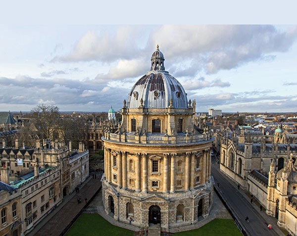 Do biblioteki Bodleian Library trafiają wszystkie książki wydawane w Wielkiej Brytanii. Radcliffe Camera służy  jako jej czytelnia