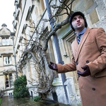 Mikołaj Barczentewicz  na dziedzińcu University College.  Tu studiował Clive Staples Lewis