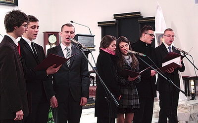  Chórzyści z Salezjańskiej Szkoły Muzycznej w Lutomiersku