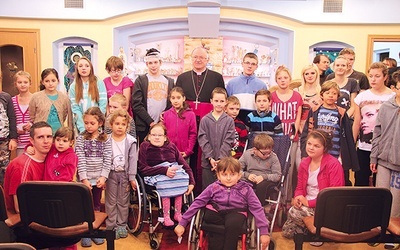 „Watykański minister zdrowia”  przekazał dzieciom pozdrowienia od papieża Franciszka