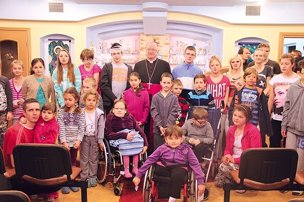 „Watykański minister zdrowia”  przekazał dzieciom pozdrowienia od papieża Franciszka