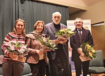  W Tychach z rodzicami i przyjaciółmi Chiary spotkali się młodzi archidiecezji. Na zdjęciu (od lewej): Chicca Coriasco, Maria Teresa i Ruggero Badano oraz Franz Coriasco