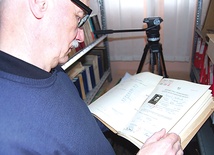 Dyrektor kołobrzeskiego LO im. Kopernika prezentuje świadectwo maturalne Ryszarda Kuklińskiego, przechowywane w szkolnych archiwach