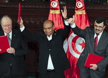 27 stycznia 2014 r. nową tunezyjską konstytucję podpisali: prezydent Moncef Marzouki (w środku), ówczesny premier Ali Larayedh ( z prawej) i członek Zgromadzenia Konstytucyjnego Mustapha Ben Jaafar