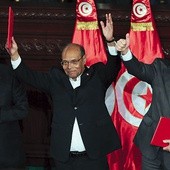 27 stycznia 2014 r. nową tunezyjską konstytucję podpisali: prezydent Moncef Marzouki (w środku), ówczesny premier Ali Larayedh ( z prawej) i członek Zgromadzenia Konstytucyjnego Mustapha Ben Jaafar