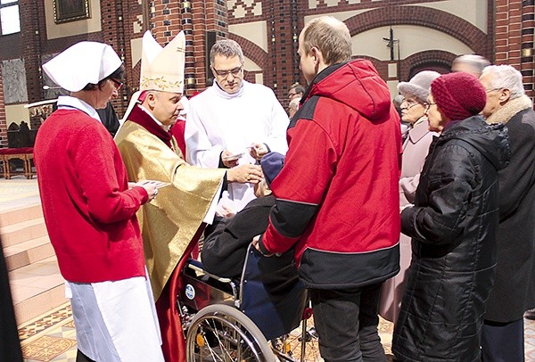  Bp Rudolf Pierskała udzielał sakramentu namaszczenia chorych w gliwickiej katedrze