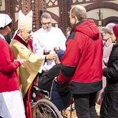  Bp Rudolf Pierskała udzielał sakramentu namaszczenia chorych w gliwickiej katedrze