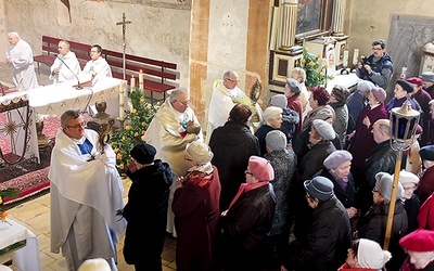  Bp Jan Wieczorek (z prawej), ks. Andrzej Bartysiewicz, kustosz sanktuarium w Lubecku (z lewej), razem z innymi księżmi udzielają błogosławieństwa lurdzkiego