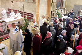  Bp Jan Wieczorek (z prawej), ks. Andrzej Bartysiewicz, kustosz sanktuarium w Lubecku (z lewej), razem z innymi księżmi udzielają błogosławieństwa lurdzkiego