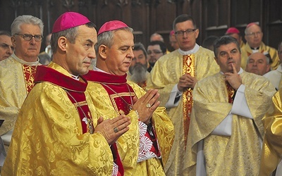  Ze święceniami biskupimi przybywa obowiązków 