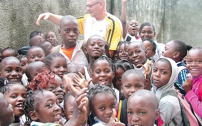 Ks. Bogdan Piotrowski z dziećmi z Brazzaville