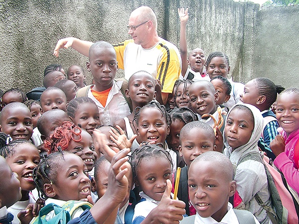 Ks. Bogdan Piotrowski z dziećmi z Brazzaville