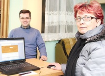  Lucyna Kasperek od lat pomaga ludziom w Straszęcinie wypełniać zeznania podatkowe. Obok kleryk Krzysztof Jankowski