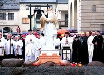  Także przy grobie ks. Jerzego parafianie zawierzyli się opiece św. Michała Archanioła