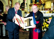 Prezydent R. Dutkiewicz wręczył kardynałowi Europejski Krzyż Pokoju – Krzyż św. Edyty Stein