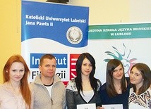 Laureatki II Dyktanda Romanisty z nauczycielem