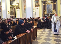 Bp Roman Marcinkowski, przechodząc z Najświętszym Sakramentem przez nawę kościoła, błogosławił zgromadzonych na modlitwie chorych