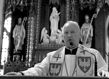  Infułat z Suchedniowa w radomskiej katedrze w 40. rocznicę uwolnienia jasnogórskiego wizerunku