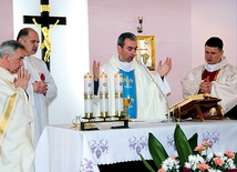  Eucharystię w szpitalnej kaplicy sprawowali od lewej: ks. Mirosław Bandos, ks. Grzegorz Wójcik, ks. Krzysztof Dukielski i ks. Grzegorz Wójcik 