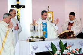  Eucharystię w szpitalnej kaplicy sprawowali od lewej: ks. Mirosław Bandos, ks. Grzegorz Wójcik, ks. Krzysztof Dukielski i ks. Grzegorz Wójcik 