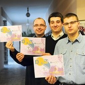  Do włączenia się w akcję zachęcają alumni: (od lewej) Damian Fołtyn,  Paweł Łęcki i Daniel Wiecheć