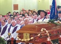  Rzesza kapłanów i wiernych modliła się przy trumnie ks. Jani