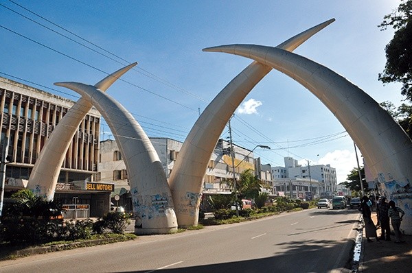 Potężne „słoniowe kły” na Moi Avenue  są charakterystyczną  wizytówką miasta 