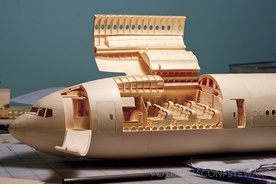 Model w skali 1:60 pasażerskiego Boeinga 777. Wszystko ruchome, dokładne i jak prawdziwe