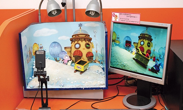 Do zrobienia filmu wcale nie potrzeba dużego studia filmowego. Wystarczy małe...  na biurku. Scenografia, oświetlenie i aparat fotograficzny