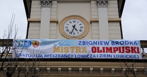 Transparent z gratulacjami dla Zbigniewa Bródki na wieży łowickiego Ratusza