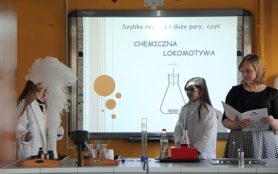 Jedno z doświadczeń chemicznych, wykonanych w czasie otwarcia ekopracowni