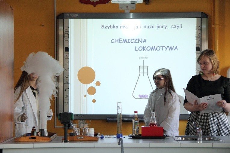 Jedno z doświadczeń chemicznych, wykonanych w czasie otwarcia ekopracowni