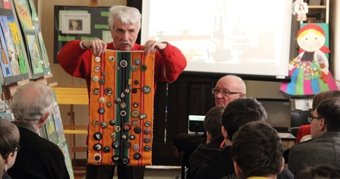 Eligiusz Pietrucha prezentuje swoją kolekcję odznak przewodnickich