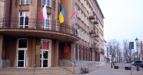 Na znak solidarności z Ukrainą na Urzędzie Miasta w Sochaczewie zawisła flaga tego państwa