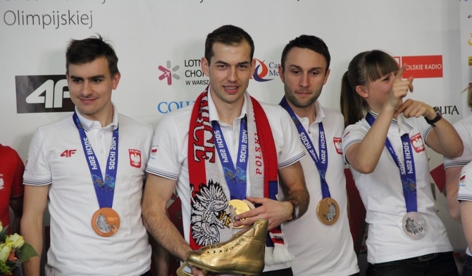 Zbigniew Bródka ze złotą łyżwą, którą otrzymał od łowiczan