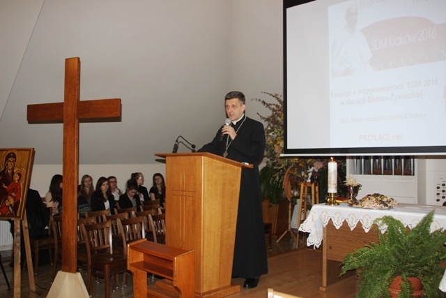 Bp Roman Pindel podczas spotkania z liderami młodzieży naszej diecezji