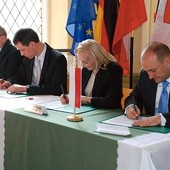  Zdaniem Rafała Gronicza, burmistrza Zgorzelca (pierwszy z prawej), porozumienie o honorowaniu niemieckich matur pozwoli polskiej młodzieży swobodniej myśleć o przyszłości
