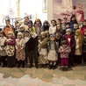  Dzieci z parafii tradycyjnie przebierają się za dzieci z Fatimy