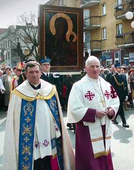  Drugie nawiedzenie kopii jasnogórskiej ikony w diecezji radomskiej w kwietniu 2006 r. Z prawej ks. inf. Józef Wójcik