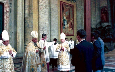  Jan Paweł II przekazuje krzyż Roku Świętego młodzieży