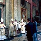  Jan Paweł II przekazuje krzyż Roku Świętego młodzieży